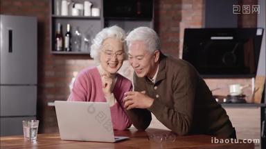 老年夫妇在<strong>家</strong>使用笔记本电脑